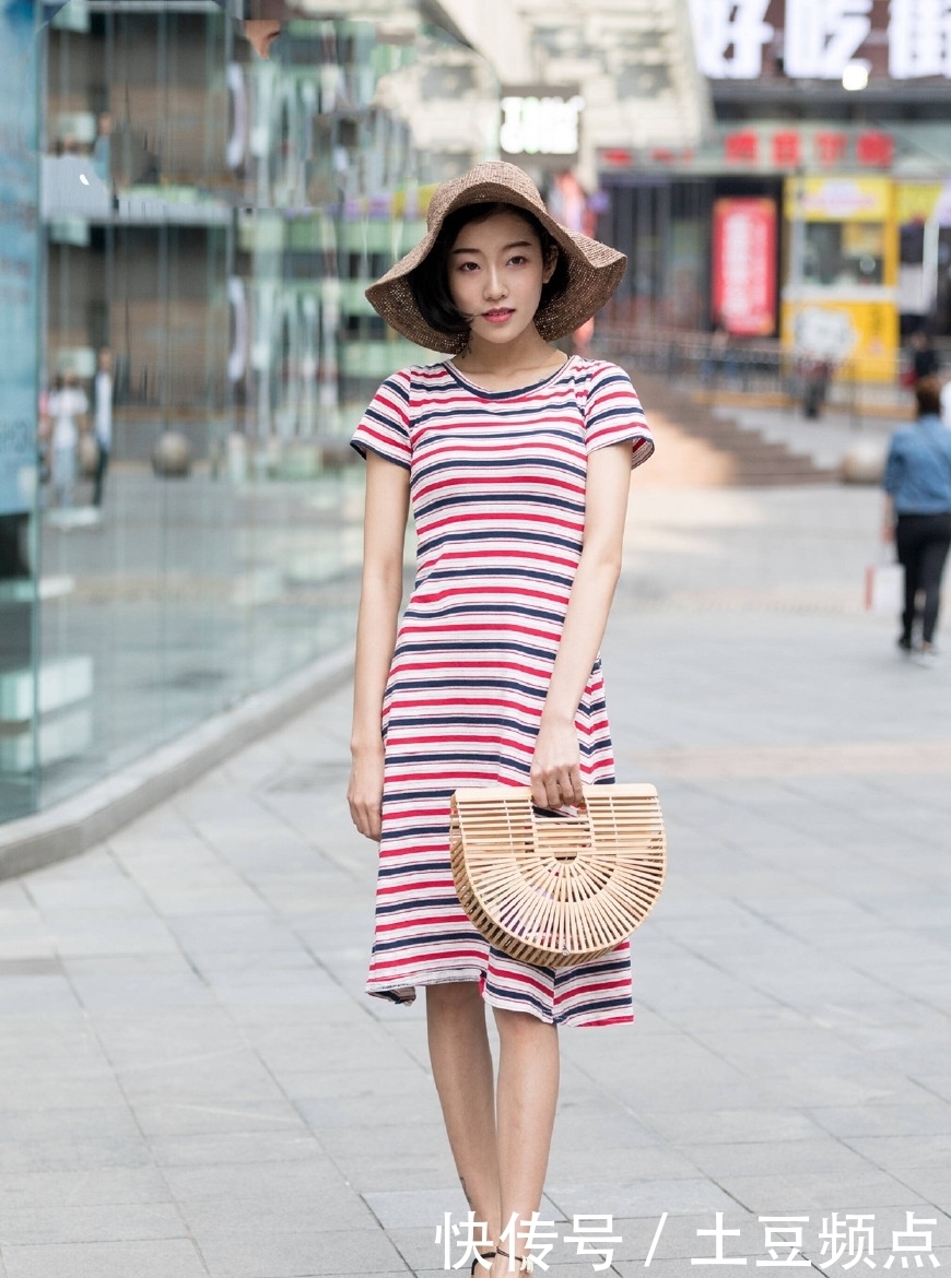 迷人|街拍:美女穿绿色的孔雀群,完美的身材和气质,优雅又迷人!