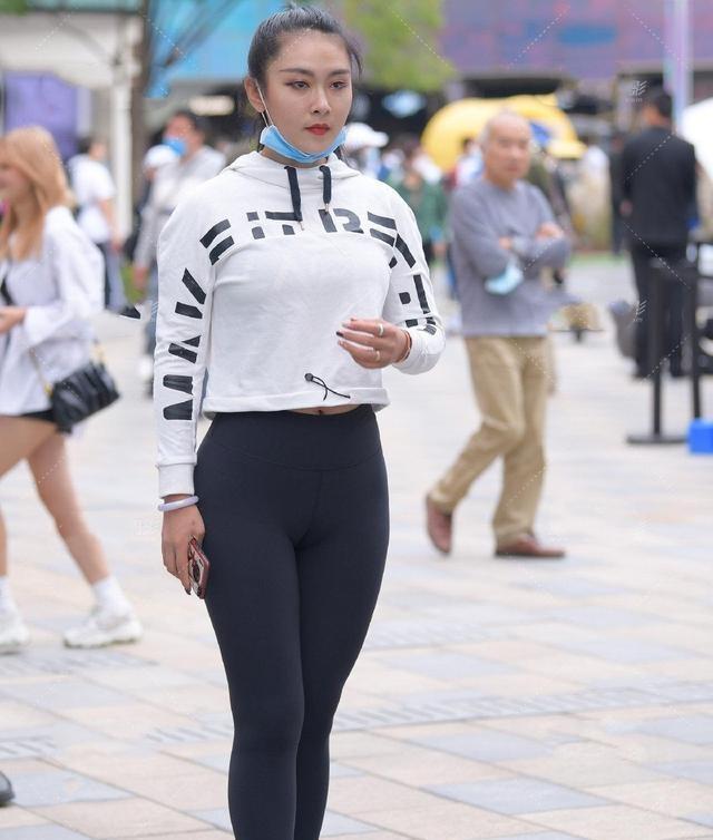 要点|白色性感外套搭配黑色无痕打底裤,不好搭配,显得人更加娇小