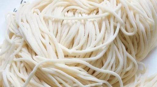 己在家做|教你在家做炒面,几步就上桌,劲道又爽滑,一家老少都爱吃