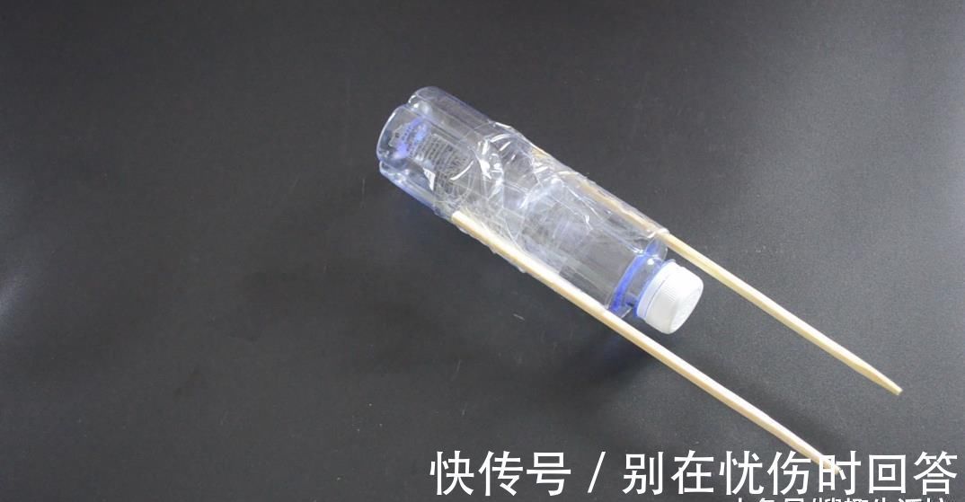筷子|塑料瓶上绑2根筷子, 这个作用太棒了, 解决了很多家庭的烦恼