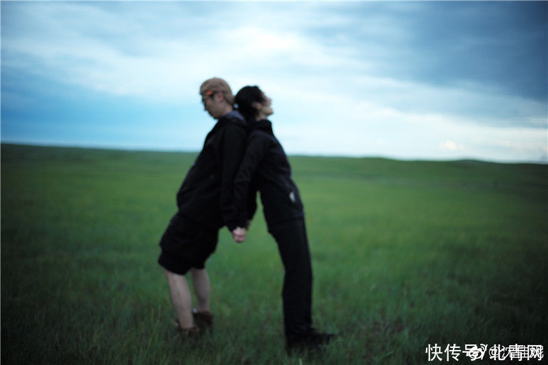 |沈佳妮晒家庭出游照 单手抱孩子与朱亚文搞笑合影