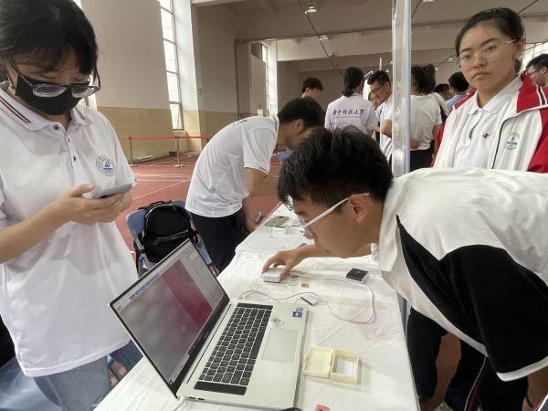 高中生|大学生为中学带来科技盛宴，华中科技大学与华师一附中搭建“一体化建设试验区”