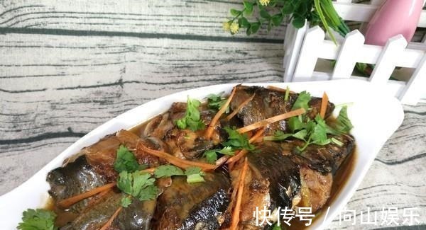 煮鱼时加上一点“它”，鱼肉不腥汤汁更香，还有很多人都不知道！