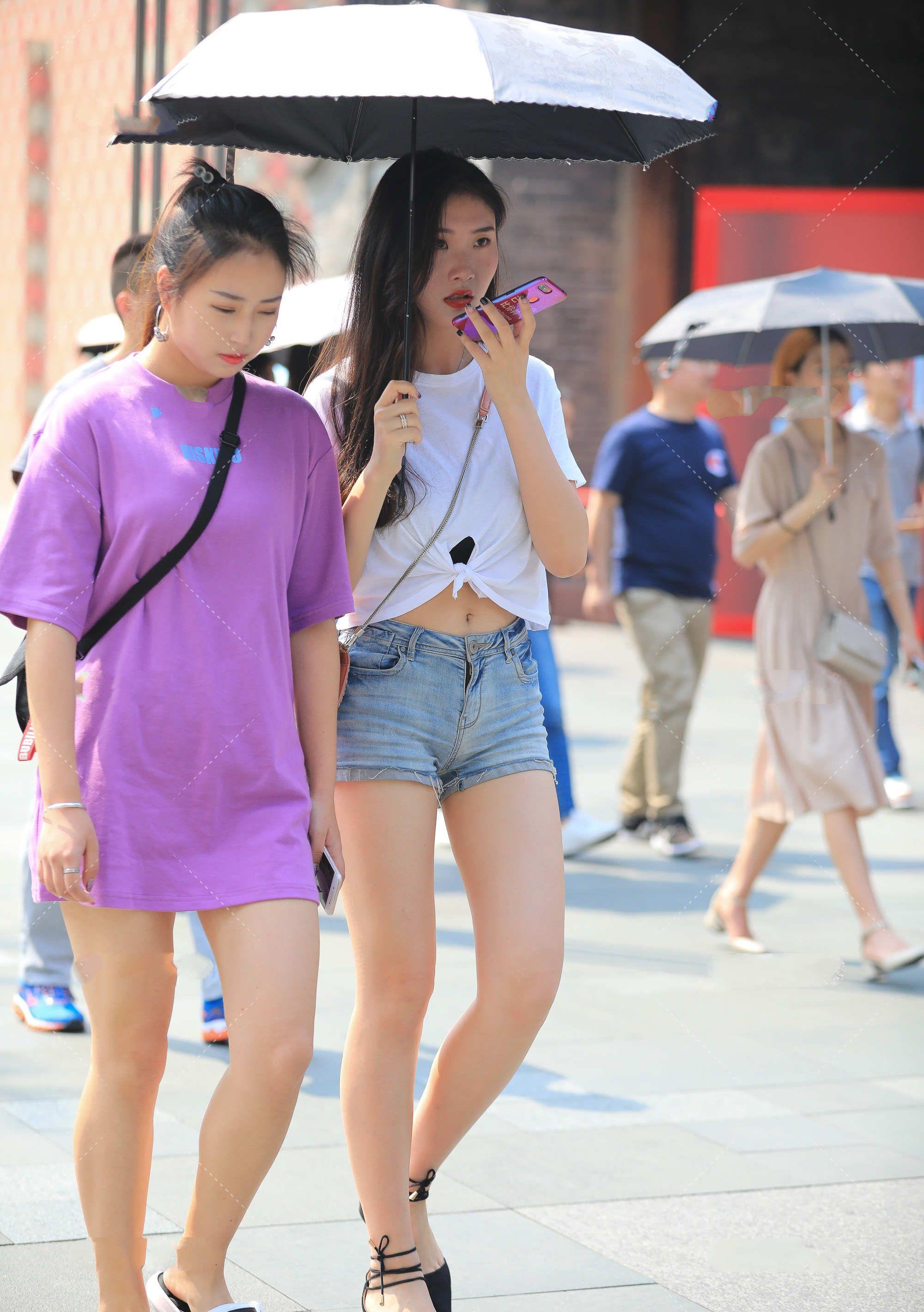 洒脱|白色短袖搭配浅色牛仔裤,休闲感十足,出街洒脱