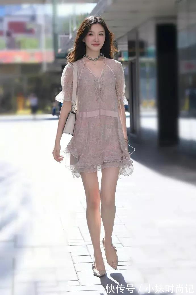 甜美 清纯甜美的小姐姐,迈步间透着女神范