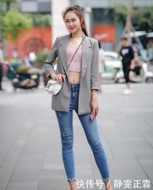 街拍小姐姐绿色的格子西装清爽又帅气,街头风十足