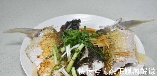 玉米海鲜菇鱼汤|两口子的晚餐，一荤一素一汤，实惠又好吃，吃着舒服，光盘不浪费