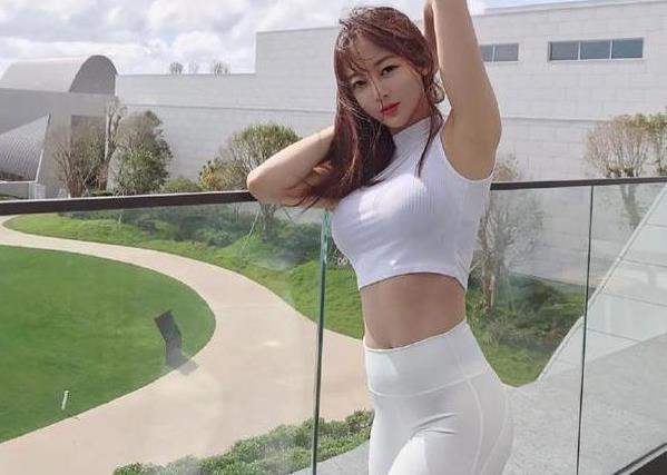 美女 紧身打底裤美女,穿出浓浓的时尚魅力