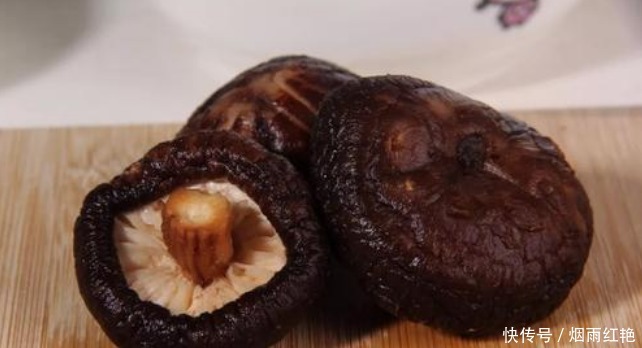 泡发干香菇,别再用清水,多加2样,只需10分钟,口感肥厚又干净