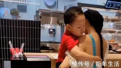 露肩装|“暖男宝宝”火了,宝妈穿露肩装外出,娃担心“走光”不停拉衣服