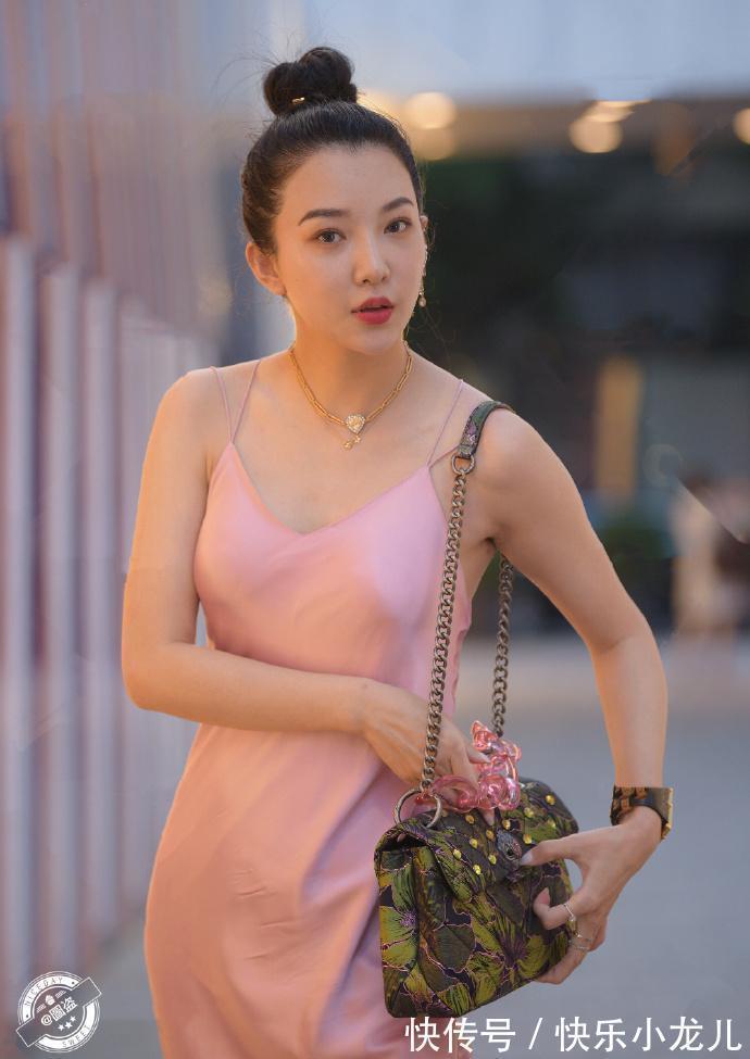 连衣裙 年轻自信的连衣裙穿搭随心又时髦,简约不失大气,时尚新颖