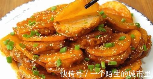 好吃|4个土豆1斤肉,教你最好吃的做法,酸甜开胃香而不腻,太好吃了