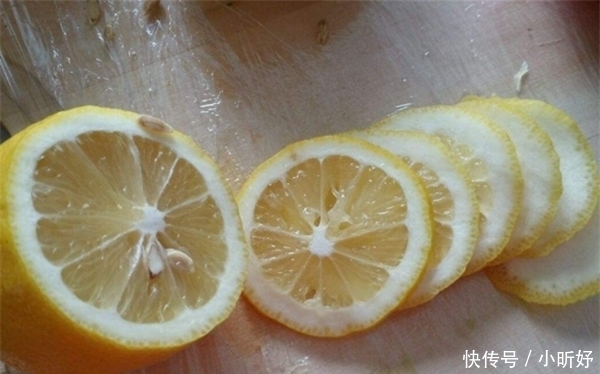 大厨|煮荷包蛋时,直接下锅煮就错了大厨教你1招,鸡蛋不生沫不散花