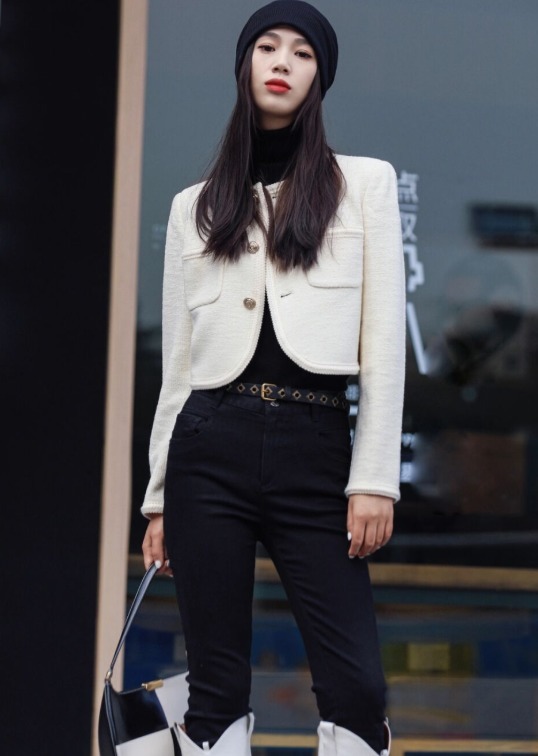 搭配|入冬之后可以穿,黑色高领毛衣搭配牛仔裤,穿出大长腿和小蛮好