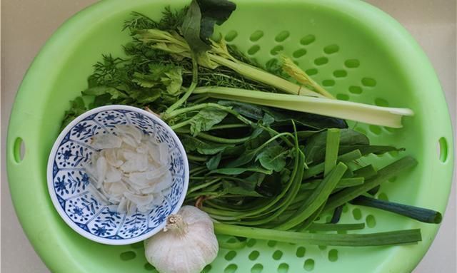 正月初七也称“人日”,记得吃七菜羹,每菜都有寓意,讨个好彩头