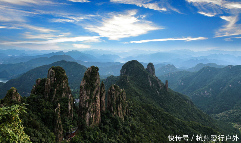 浦江|爱行户外-美景欣赏12月5日浦江仙华山：初冬，遇上那一抹红