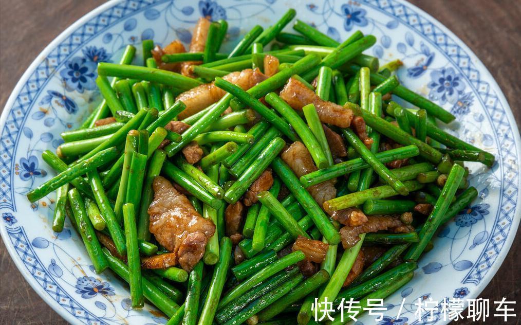 炒蒜苔,不可切完直接炒,多加1个技巧,翠绿又脆嫩,还没有怪味