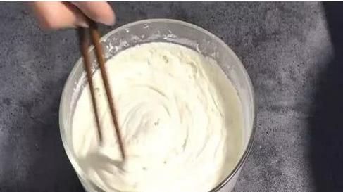 北方人最爱的糕点,搅一搅蒸一蒸,撒上葡萄干,比发糕好吃10倍