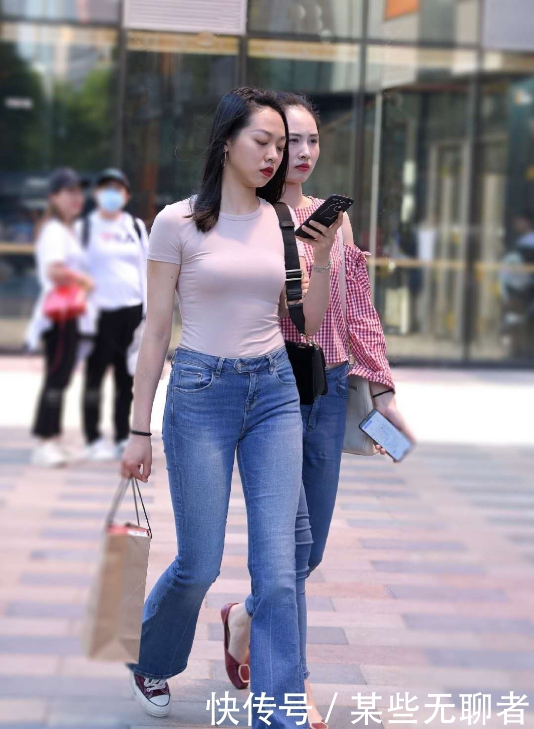 粉色|如何轻松玩转逛街穿搭?粉色紧身T恤+阔腿牛仔裤,高级感说来就来