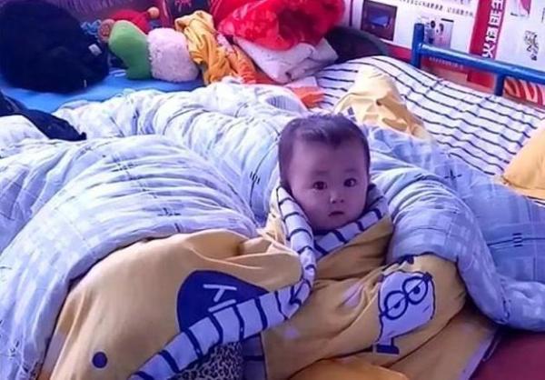 动画片|妈妈边上睡觉，“萌娃”自己看电视，最后这小表情“亮”了