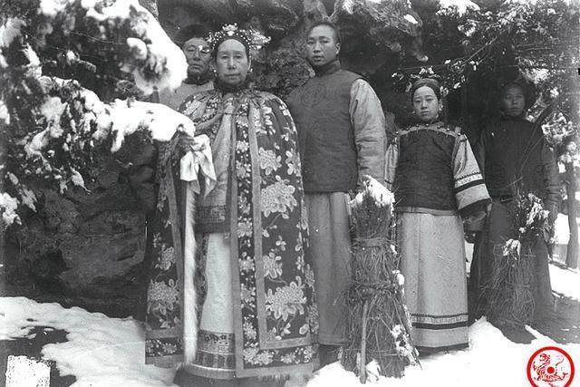 当街|清末老照片:慈禧太后在颐和园赏雪,八国联军当街欺辱妇女