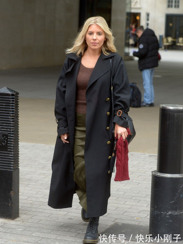 时髦 咖色针织衫搭配绿色半身裙,外搭黑色大衣,美到清新脱俗