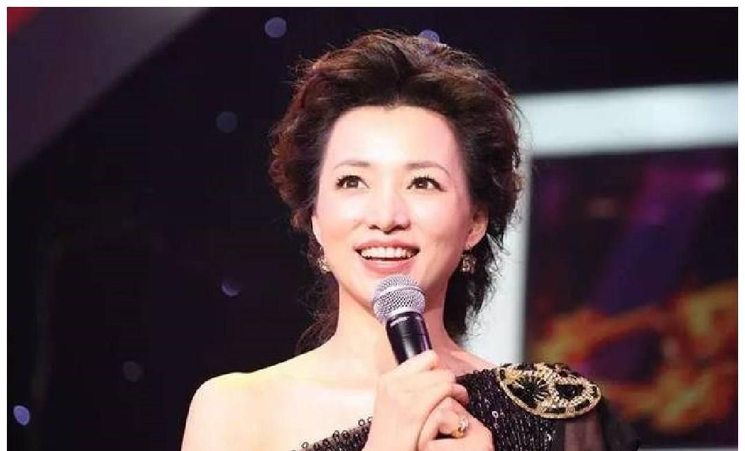 “董卿体”在大学生中走红,潇洒飘逸有灵性,为什么老师不喜欢?