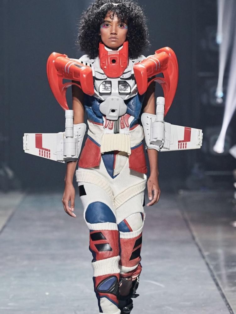 他把小时候偷看到的东西变成了今天的时尚