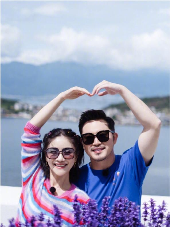  练琴|胡可让儿子认真练琴，小鱼儿弹钢琴开小差，手在琴键眼睛却看侧边