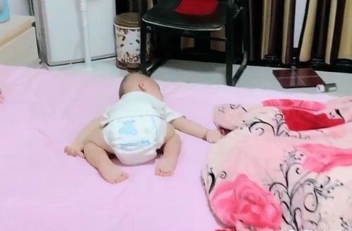 被子|“没心没肺奶爸”带娃睡觉火了, 被冷落的娃 是买手机送的