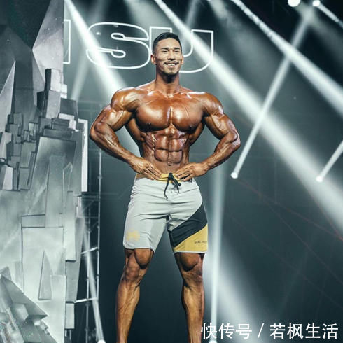 视觉效果|十年打造巨兽般的身材，体重105公斤，背阔肌与腰的比例极其夸张