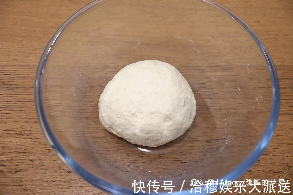别争了!外酥里嫩的葱花饼,凉水还是热水揉面跟我学,全会了