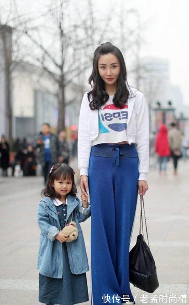 牛仔热裤 路人街拍,白色的短袖搭配牛仔热裤,很显青春活力