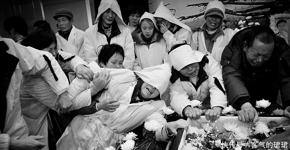 人死后土葬好还是火葬好?北大一位教授一语点出殡葬制度缺陷!