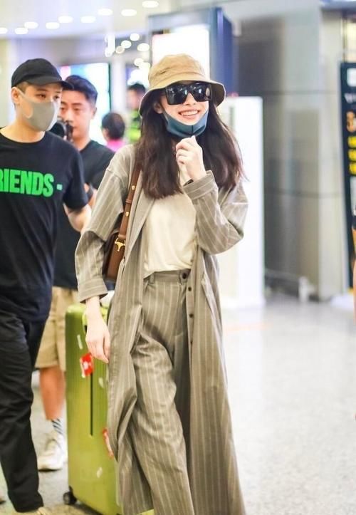 纯色 秋风衣是首选，明星手把手教你选款与搭配，换季照样美美的