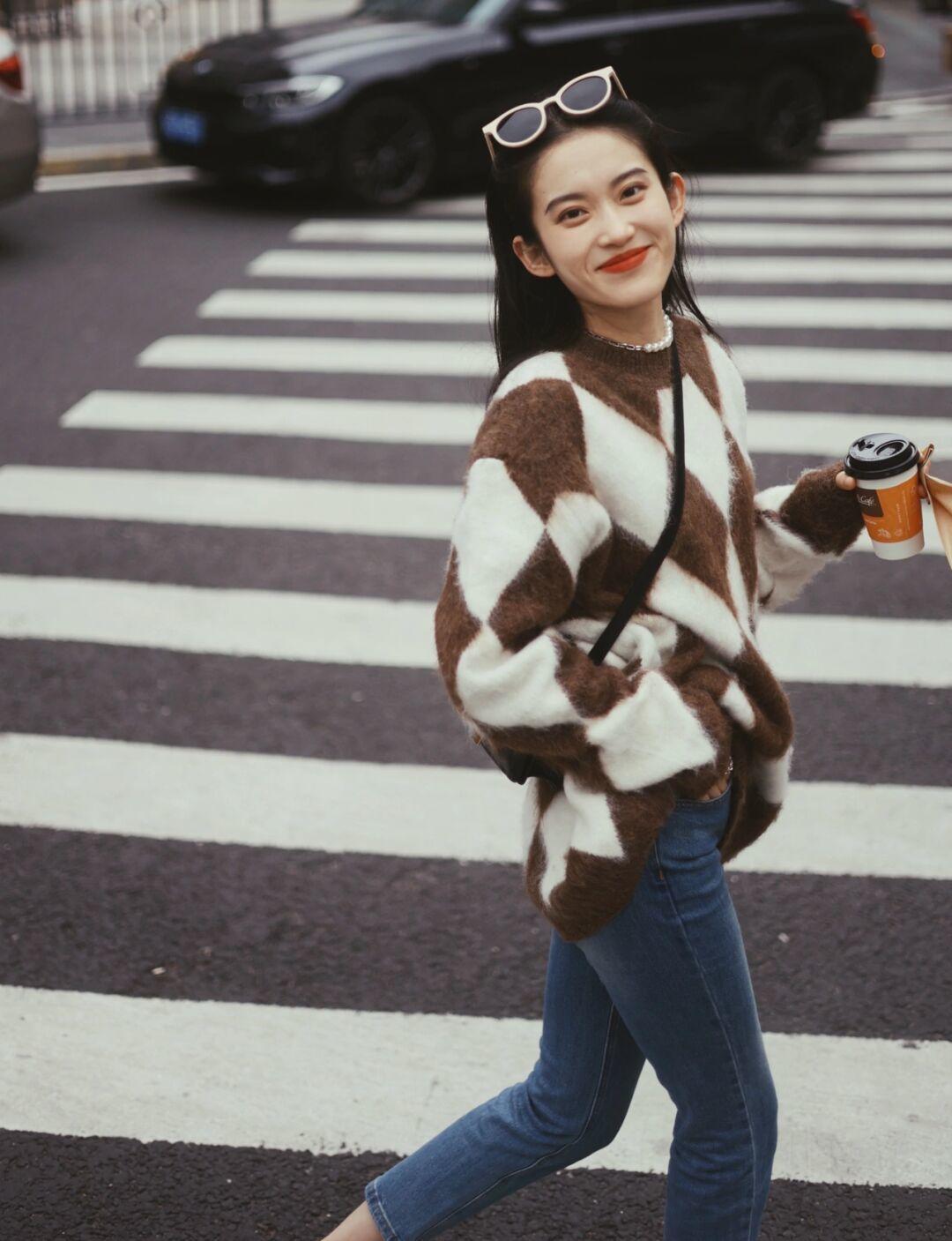 气质 女人会打扮才最优雅,试试“毛衣”的搭配,简约舒适显气质