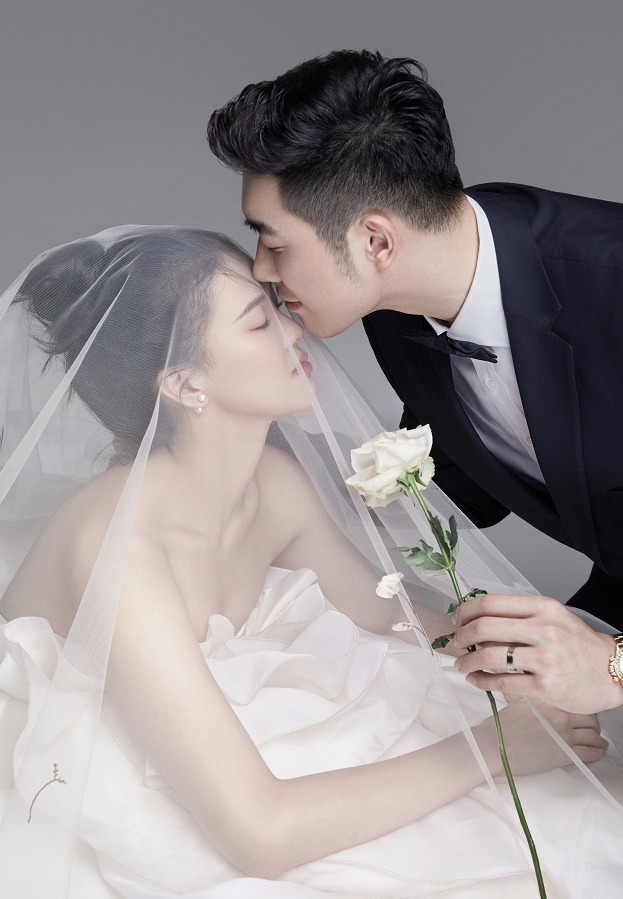 吴冠希|女排张常宁官宣结婚,晒与老公吴冠希婚纱照,两人挽手甜笑超幸福