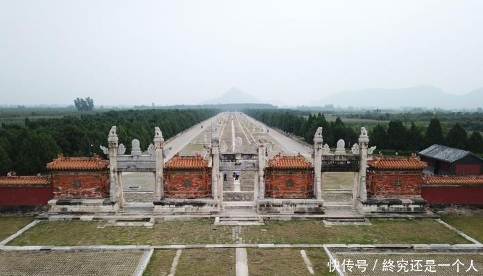 衣服|专家清理乾隆墓,墓中躺着一名神秘女性,一件衣服揭开了其身份!