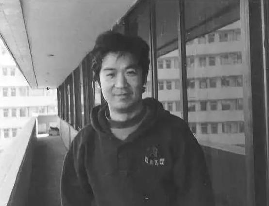 1988年,张国立在南极点燃炸药包,救南极科考团,荣获二等功