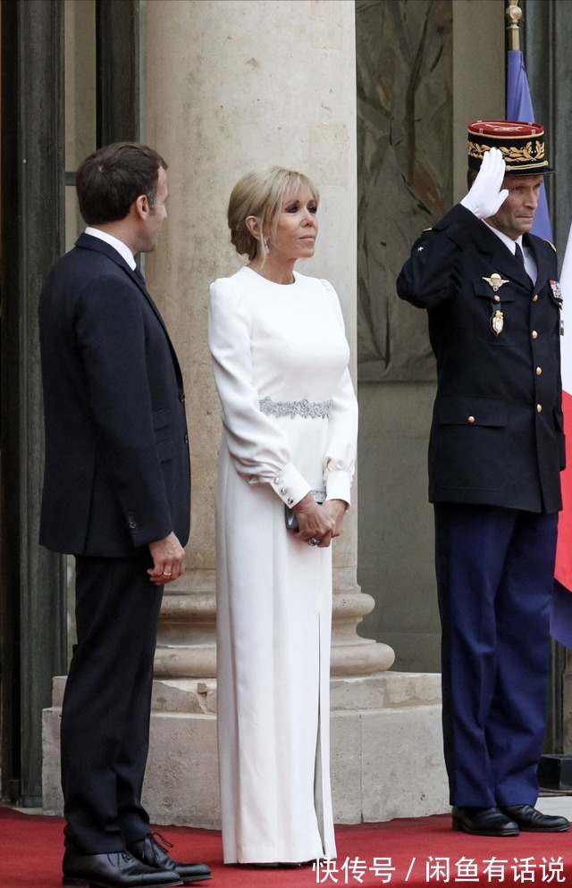 裸色|法国夫人不服老,67岁穿及地裙还配10cm高跟,马克龙宠妻全程扶着