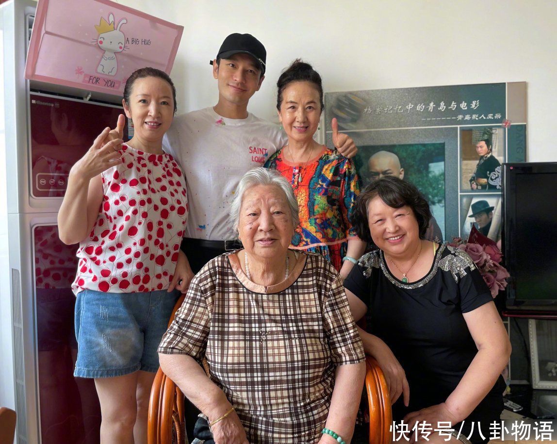 夫妻俩|黄晓明晒与家人合照，现场未见baby和小海绵，身后婚纱照成功抢镜