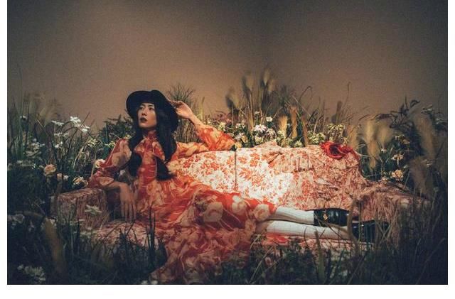 明艳动人|刘雯身穿红色印花裙明艳动人 戴宽檐帽复古迷人