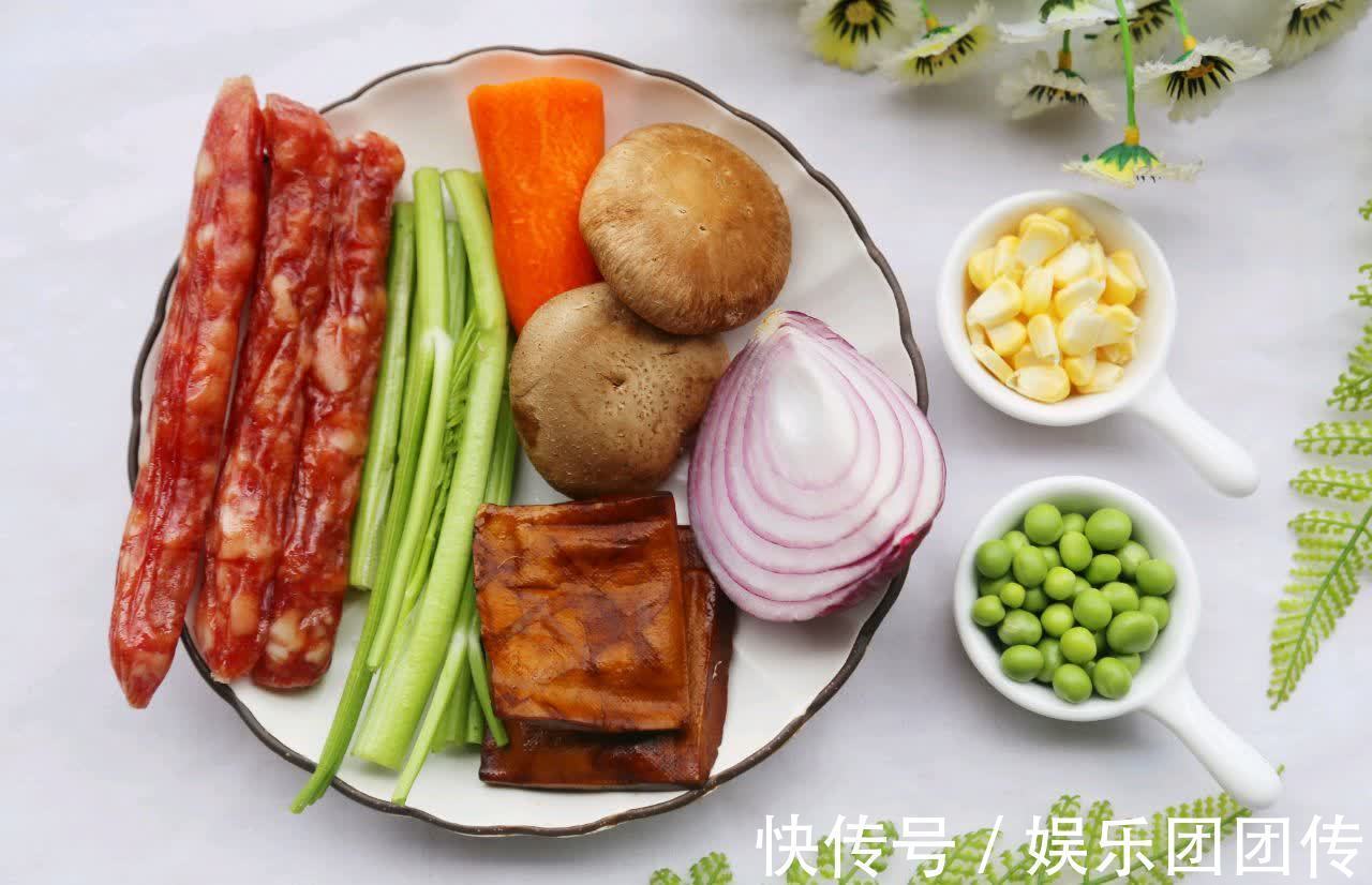饭菜|懒人香菇香肠焖饭，做法简单，饭菜一锅出，省时又省力