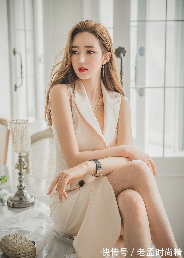 穿搭|小姐姐穿米白色连衣裙,尽显优雅气质,美丽动人