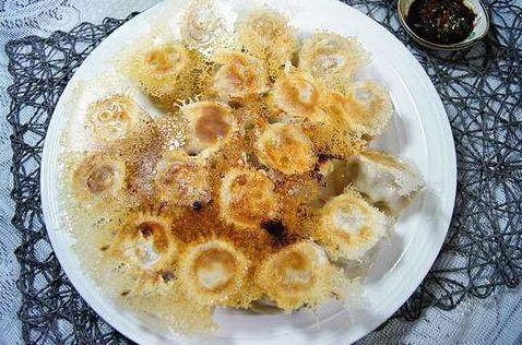 水煎饺子时，只要用对“水”，饺子又香又酥脆，人家人爱！