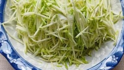 炸素丸子有人用淀粉,有人用面粉其实都不对,大厨教你饭店做法