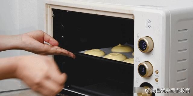 轻轻软软像在捏了朵云，一口下去奶香、醇苦、香甜、微酸