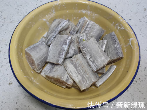 干炸带鱼想要外酥里嫩，有人加鸡蛋、有人挂面糊，其实都不正确