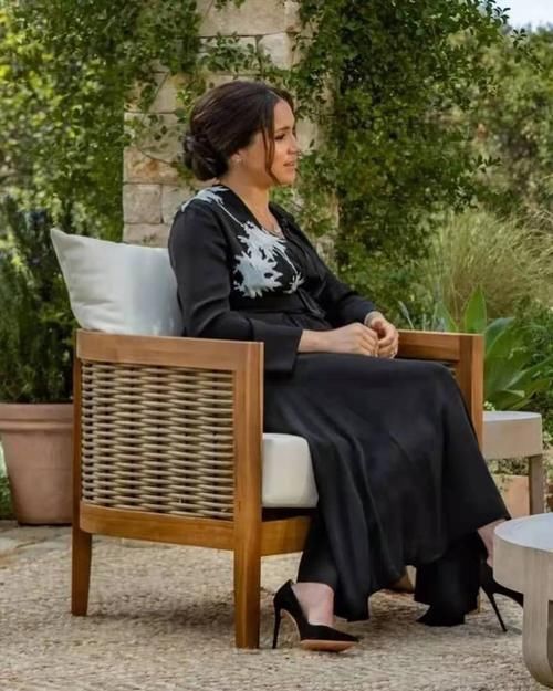 被梅根“泼脏水”后现身！威廉眉头紧皱，凯特穿粉色大衣全程黑脸