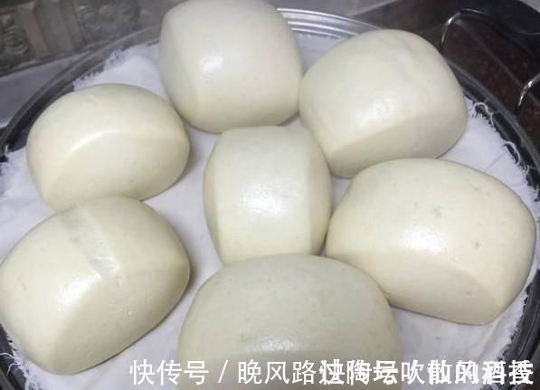 和面时,很多人酵母用错了,难怪发面慢不均匀,馒头口感差不好吃